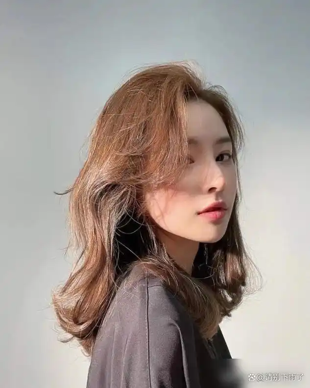 中年女性齐肩卷发_优雅气质发型_女明星齐肩卷发