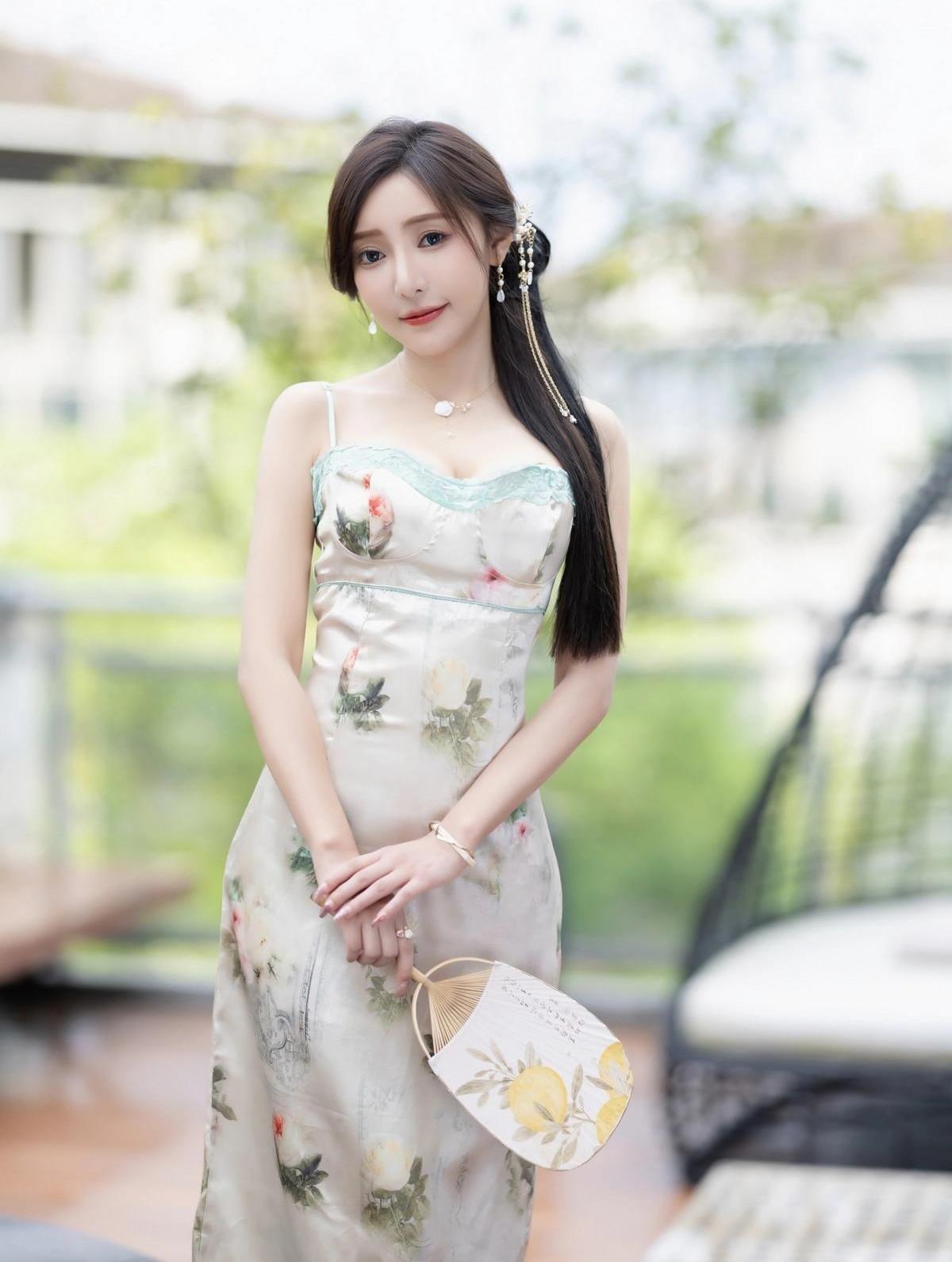 王馨瑶写真_女明星肉丝写真_古风连衣裙肉丝高跟鞋模特