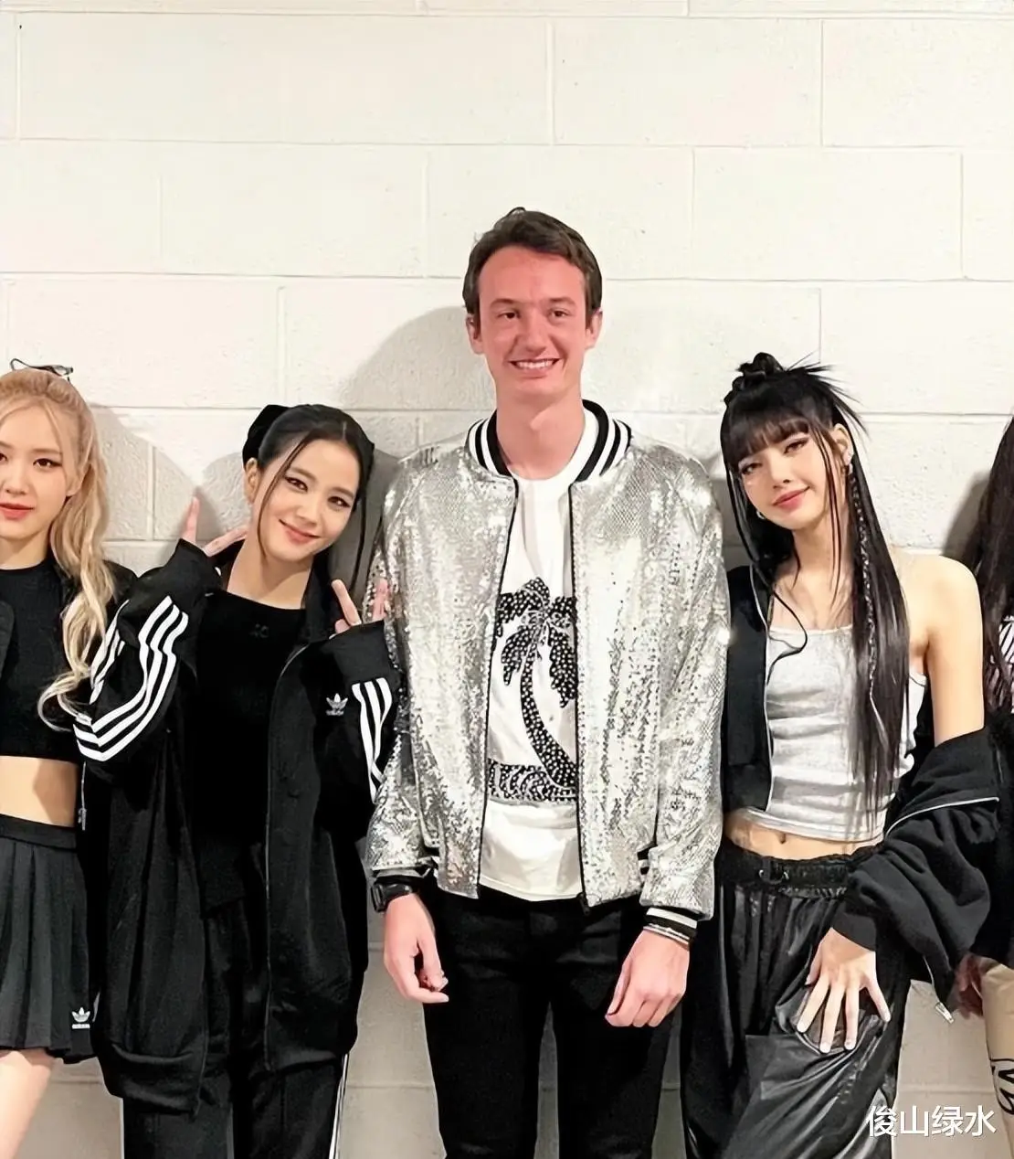 娱乐圈势利眼频现，资源争夺背后藏着什么？