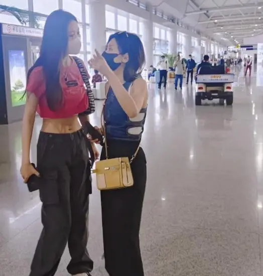 娱乐圈哪些女名星很矮_朱茵身高153cm演技颜值惊艳_女明星身高与颜值不匹配