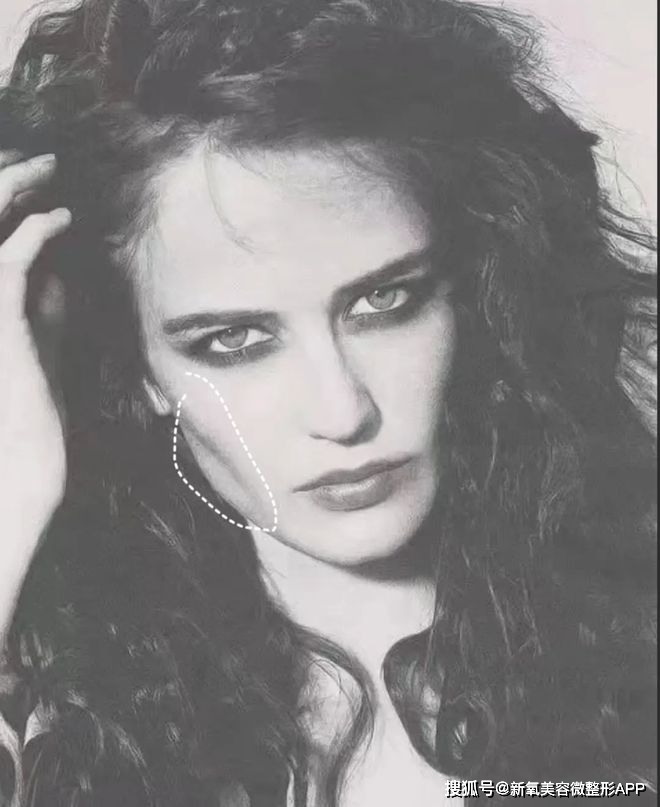 额头窄颧骨高的女明星_韩素希高颧骨审美_韩素希骨相美女