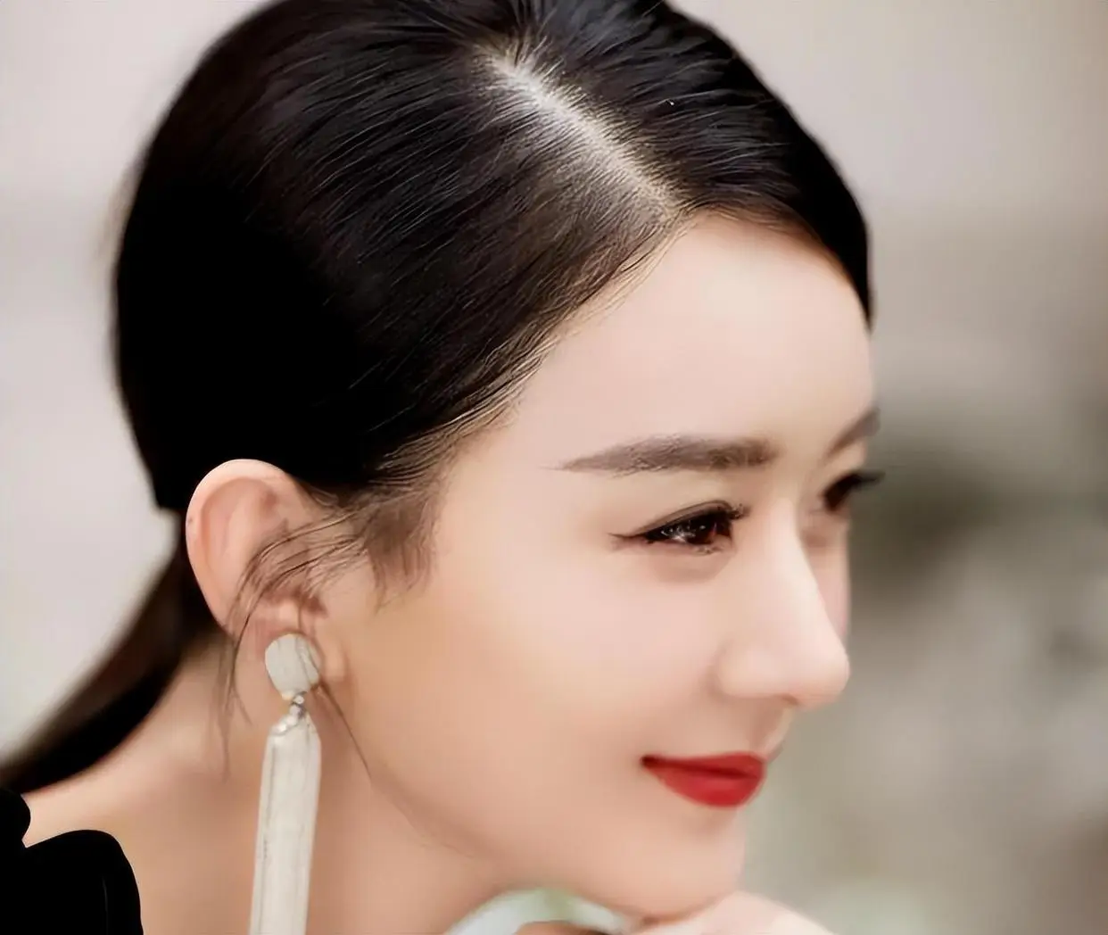 发量少的女明星有哪些_杨幂赵丽颖金晨假发片_女明星脱发严重